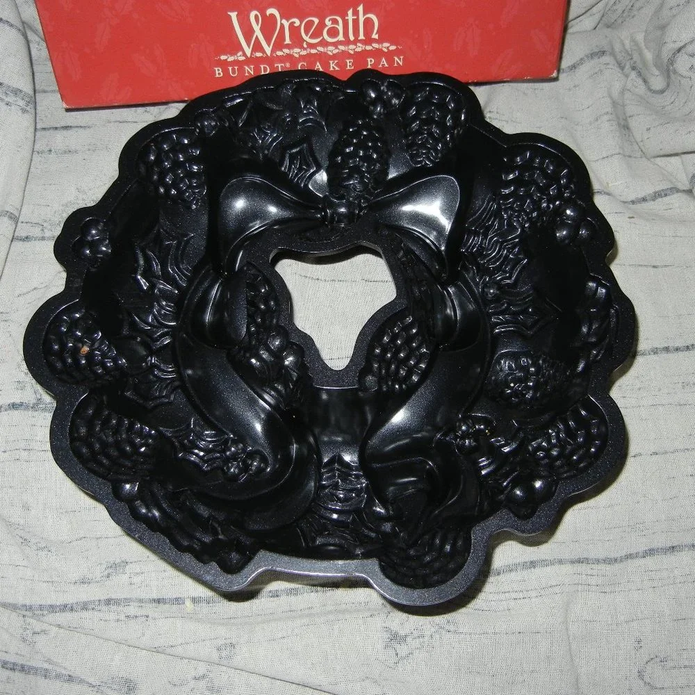 WILLIAMS-SONOMA WREATH BUNDT CAKE PAN 12 INCH RETIRED